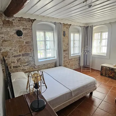 Mimosa House Bed and Breakfast *